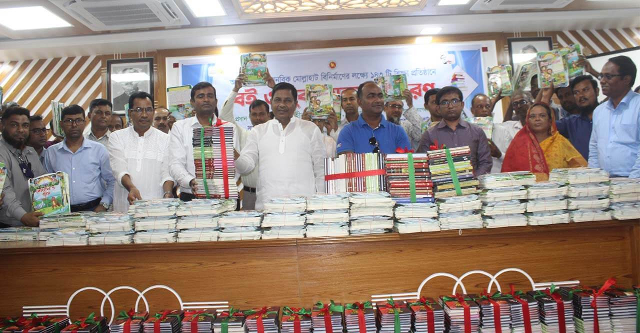 মোল্লাহাট বিনির্মাণে ১৪৩টি শিক্ষা প্রতিষ্ঠানে বই বিতরণ
