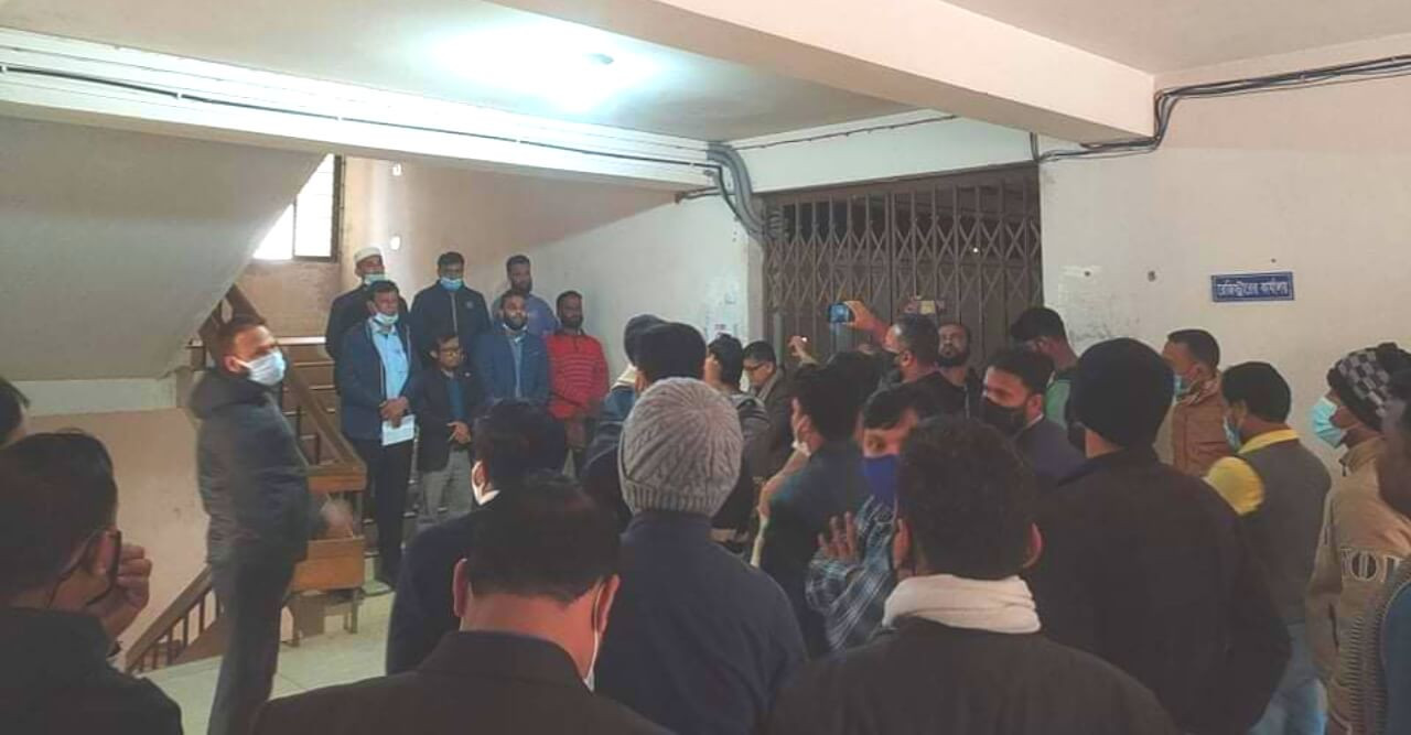 কুবিতে দ্বিতীয় দিনের মতো চলছে রেজিস্ট্রার বিরোধী আন্দোলন