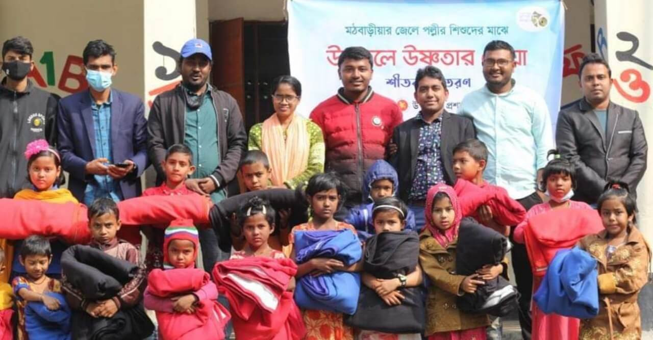 হাতে খড়ি ফাউন্ডেশনের উদ্যেগে উপকূলে উষ্ণতার ছোঁয়া