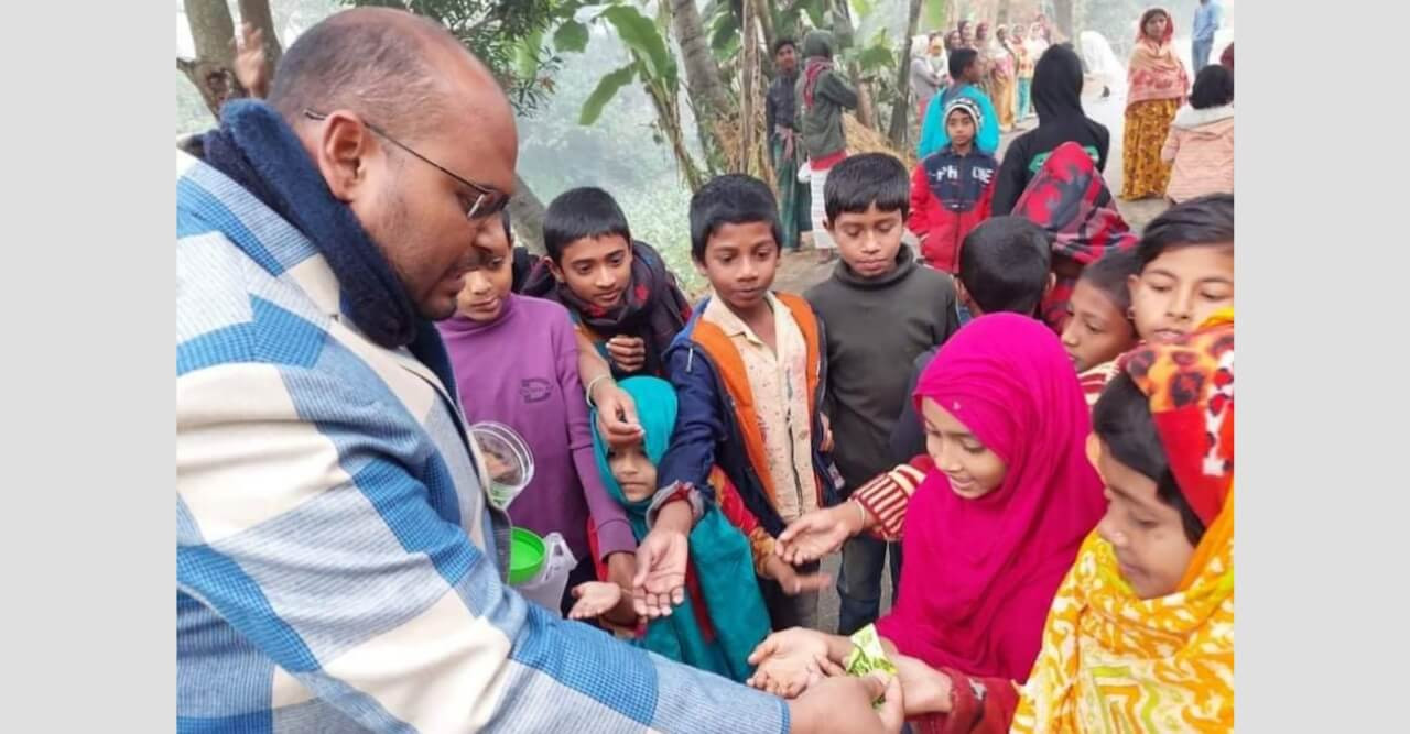 শিশুদের ভালোবাসায় ভাসছেন ওসি আব্দুল মতিন