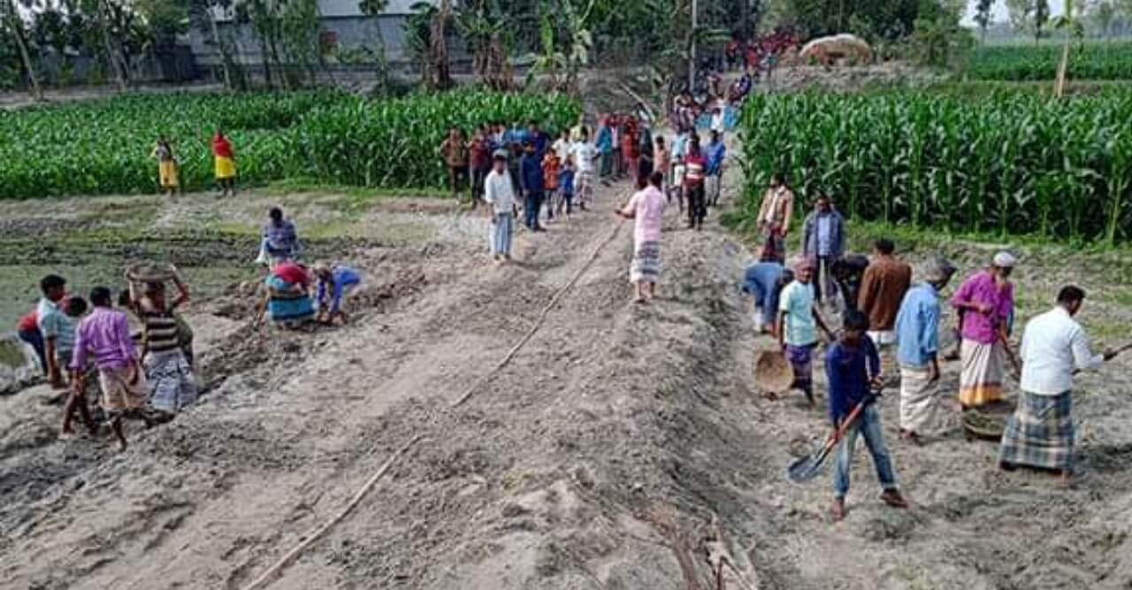 লালমনিরহাটে বন্যায় ভেঙ্গে যাওয়া রাস্তা স্বেচ্ছা শ্রমে মেরামত এলাকাবাসীর