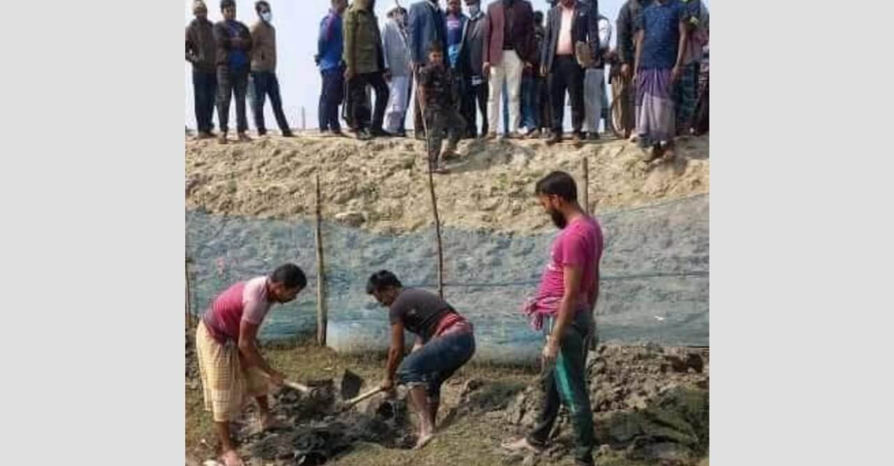 নুরনগর-কৈখালী বেড়িবাঁধের অবৈধ পাইপ অপসারণ
