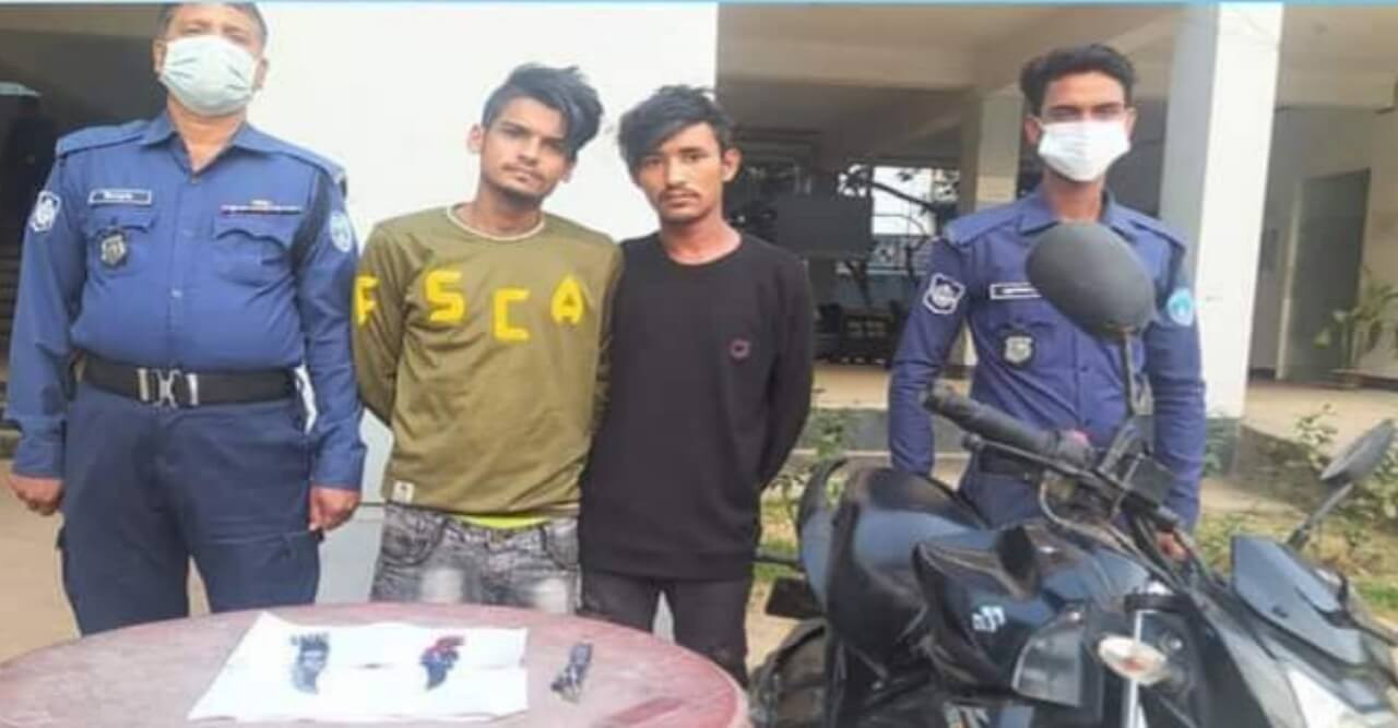 কক্সবাজার শহর পুলিশ ফাঁড়ির অভিযানে দুই ছিনতাইকারী আটক