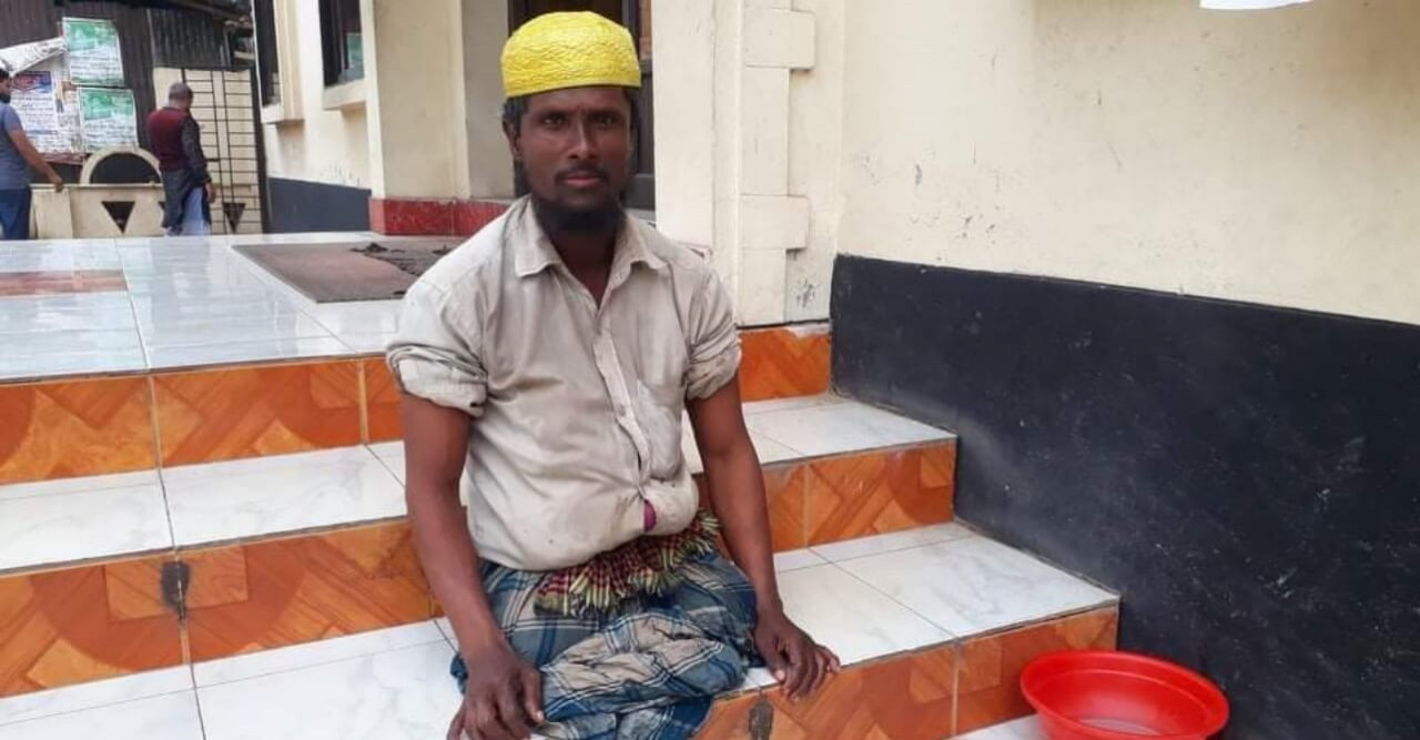 ৩০ বছর পূর্বে দু'টি পা হারিয়ে ভিক্ষা করেই চলছে ইবরাহীম