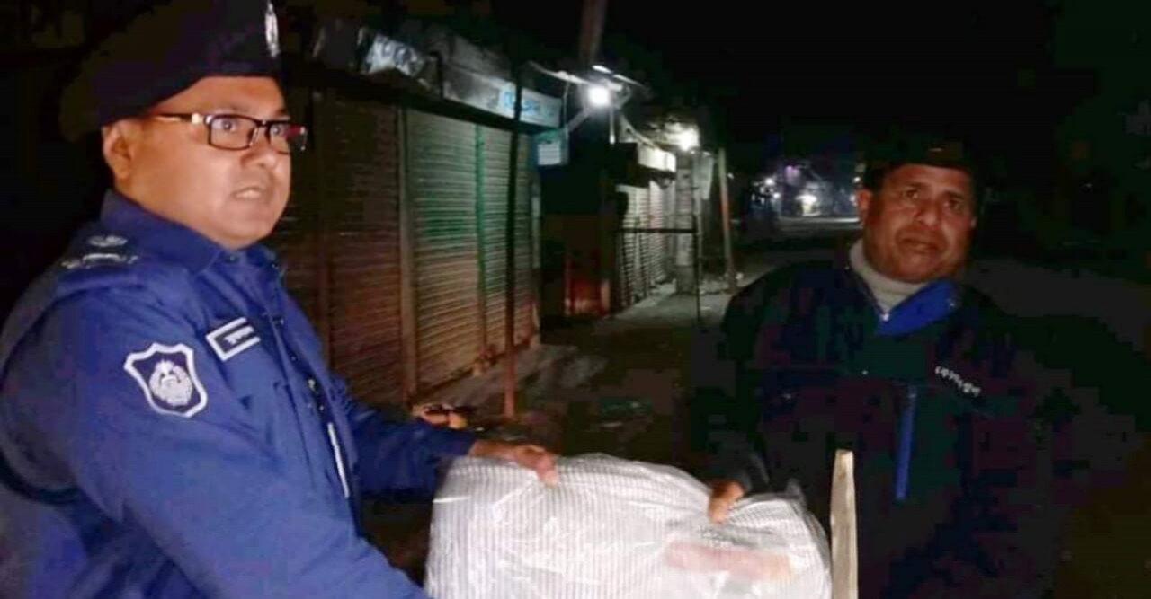 রাতের আঁধারে শীতার্তদের মাঝে পুলিশের কম্বল বিতরণ