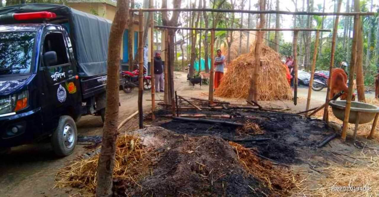 হাতীবান্ধায় পূর্বশত্রুতার জেরে ঘরে আগুন