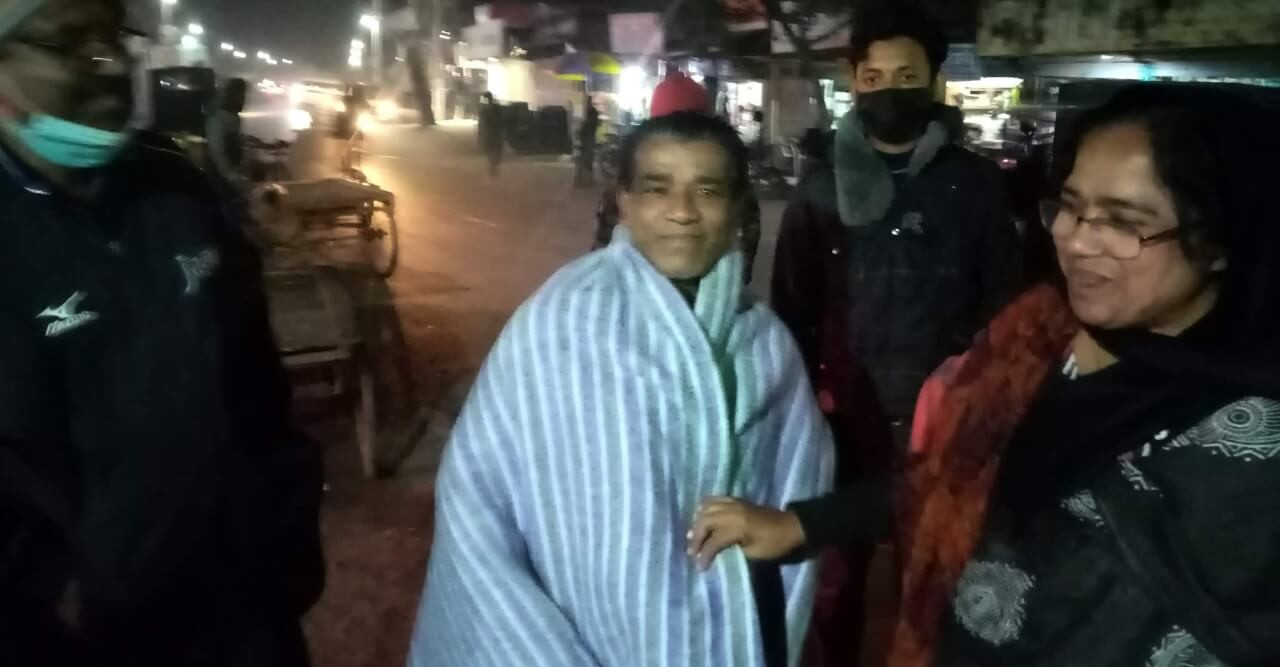 শীতার্ত চা দোকানীরা পৌর মেয়র আঞ্জুমান আরার কম্বল পেয়ে ভীষন খুশি