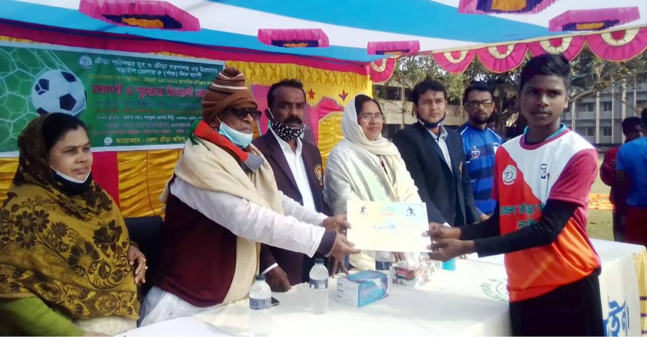 নড়াইলে ৫ দিনব্যাপী ফুটবল প্রশিক্ষণ শেষে সনদপত্র ও জার্সি বিতরণ