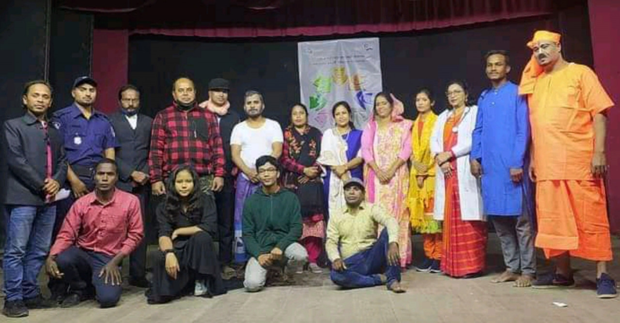 ডোমার নাট্য সমিতির পরিবেশনায় ‘কিন্তু নাটক নয়’ রংপুরে মঞ্চায়িত