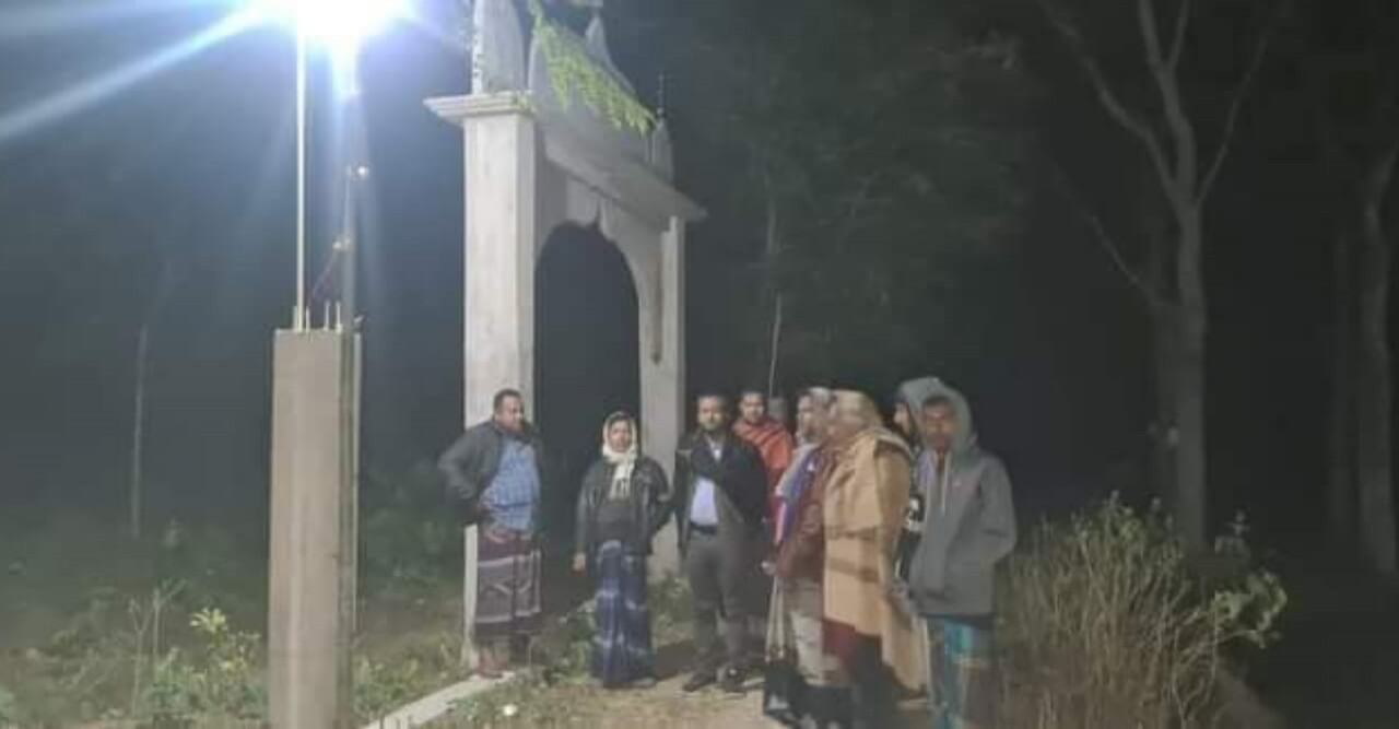"শপথের আগেই চমক" হলেন আলোর ফেরিওয়ালা