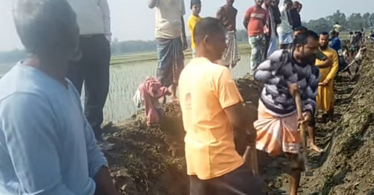 ডোমারে এলাকাবাসীর সাথে নালা খনন করলেন ইউপি চেয়ারম্যান