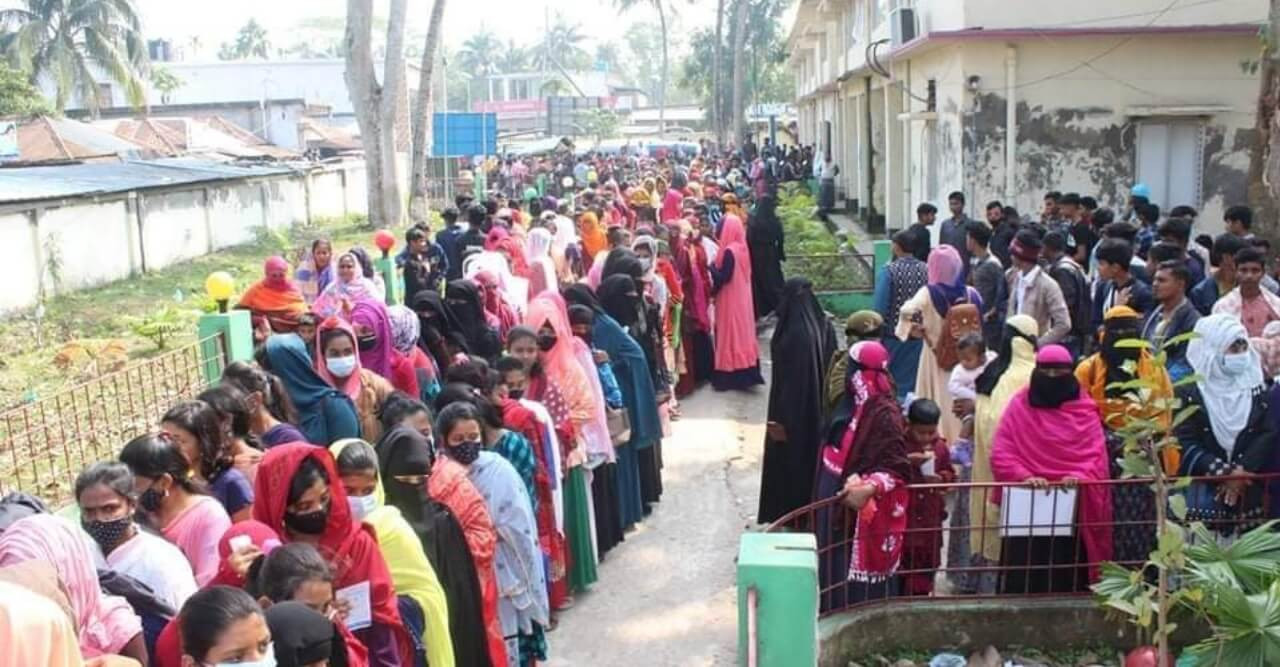 মোল্লাহাটে করোনা টিকা ২য় ডোজ গ্রহনে শিক্ষার্থীদের উপচে পড়া ভিড়