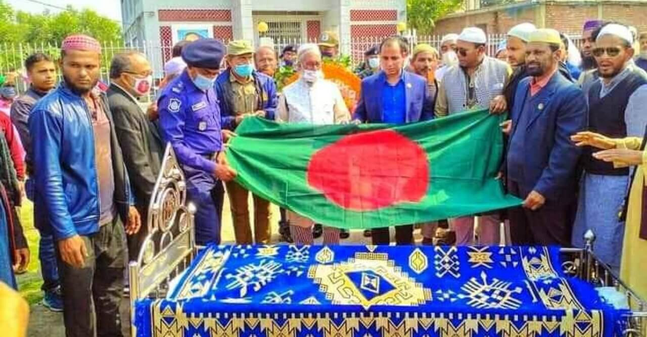 রাষ্ট্রীয় মর্যাদায় বীর মুক্তিযোদ্ধা সুবেদার আজিজুর রহমানের দাফন সম্পন্ন