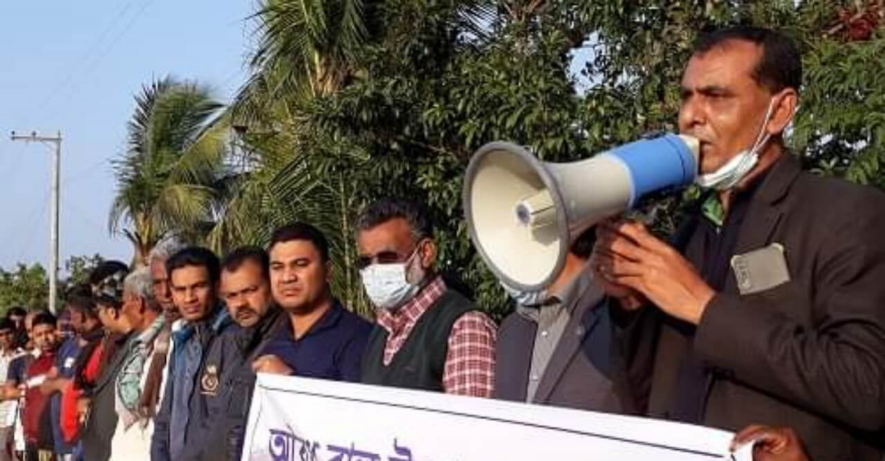 নড়াইলে নবগঙ্গা নদীতে বালু কাটায় ঝুকির মধ্যে ৪ হাজার পরিবারসহ ফসলি জমি