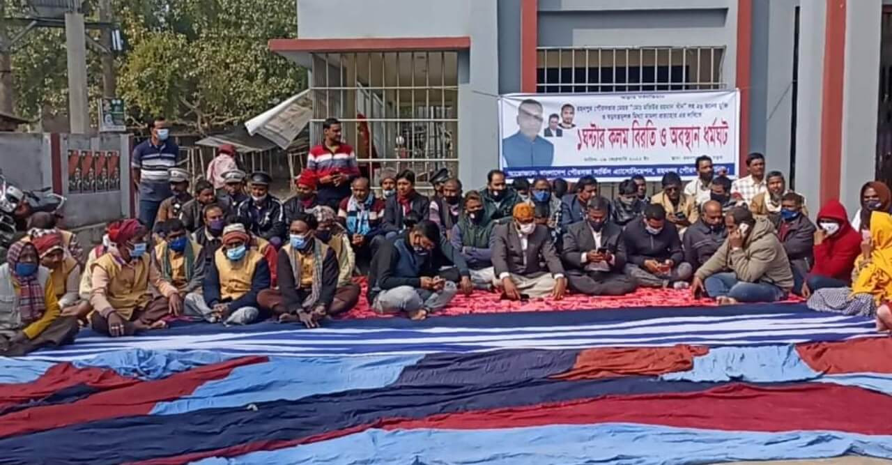 মেয়রের মুক্তির দাবীতে রহনপুর পৌরসভায় কর্মবিরতি