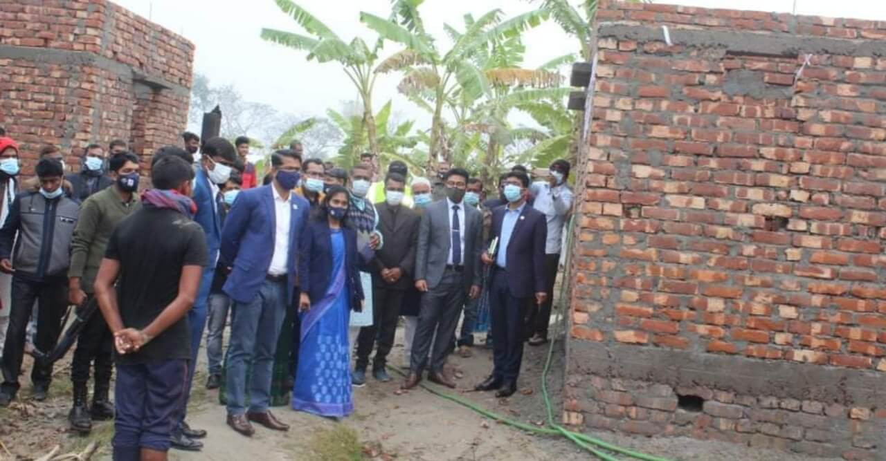 ভূমিহীন ও গৃহহীনদের গৃহ নির্মাণ কার্যক্রম পরিদর্শনে জেলা প্রশাসক
