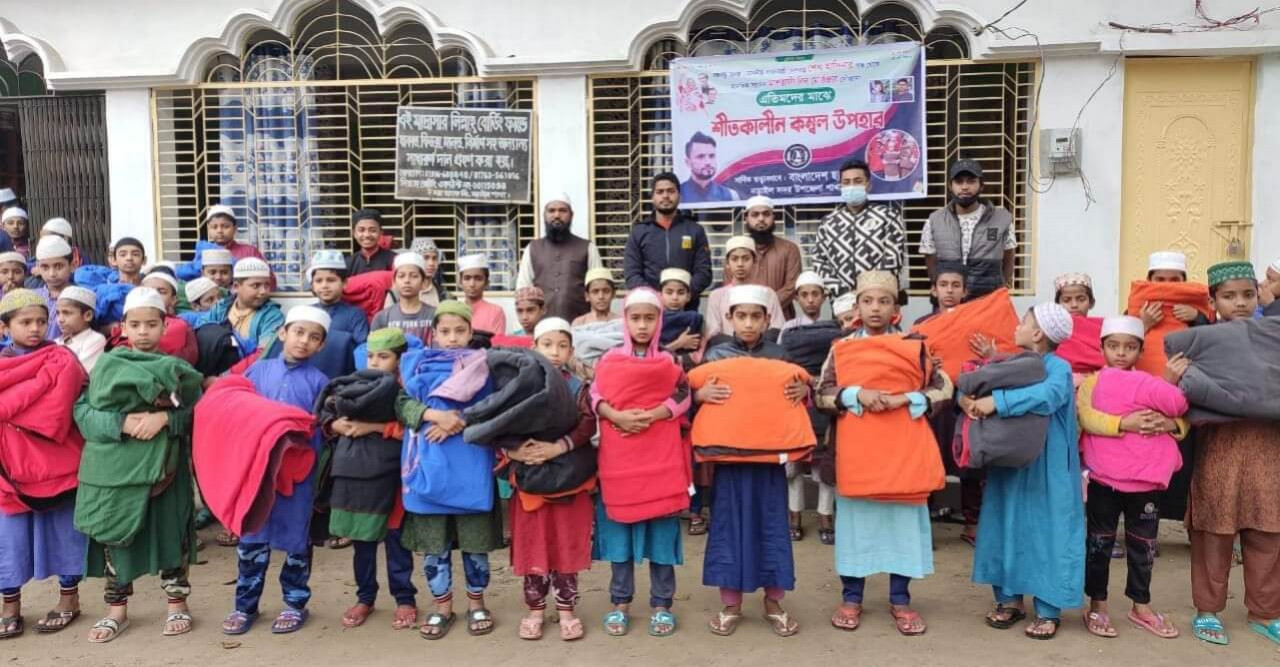 এতিম শিশুদের মাঝে মাশরাফির দেয়া কম্বল বিতরণ