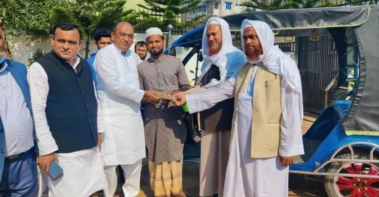 বোরহানউদ্দিনে চুরি হয়ে যাওয়া অটোবাইকের মালিকের পাশে দাড়ালেন এমপি মুকুল