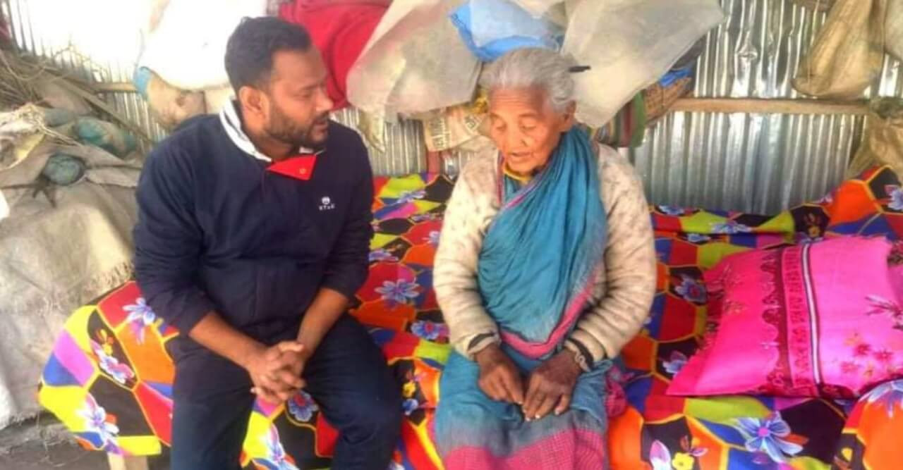 ছাত্রলীগ নেতার সহায়তায় থাকার ব্যবস্থা হলো অসহায় বৃদ্ধার