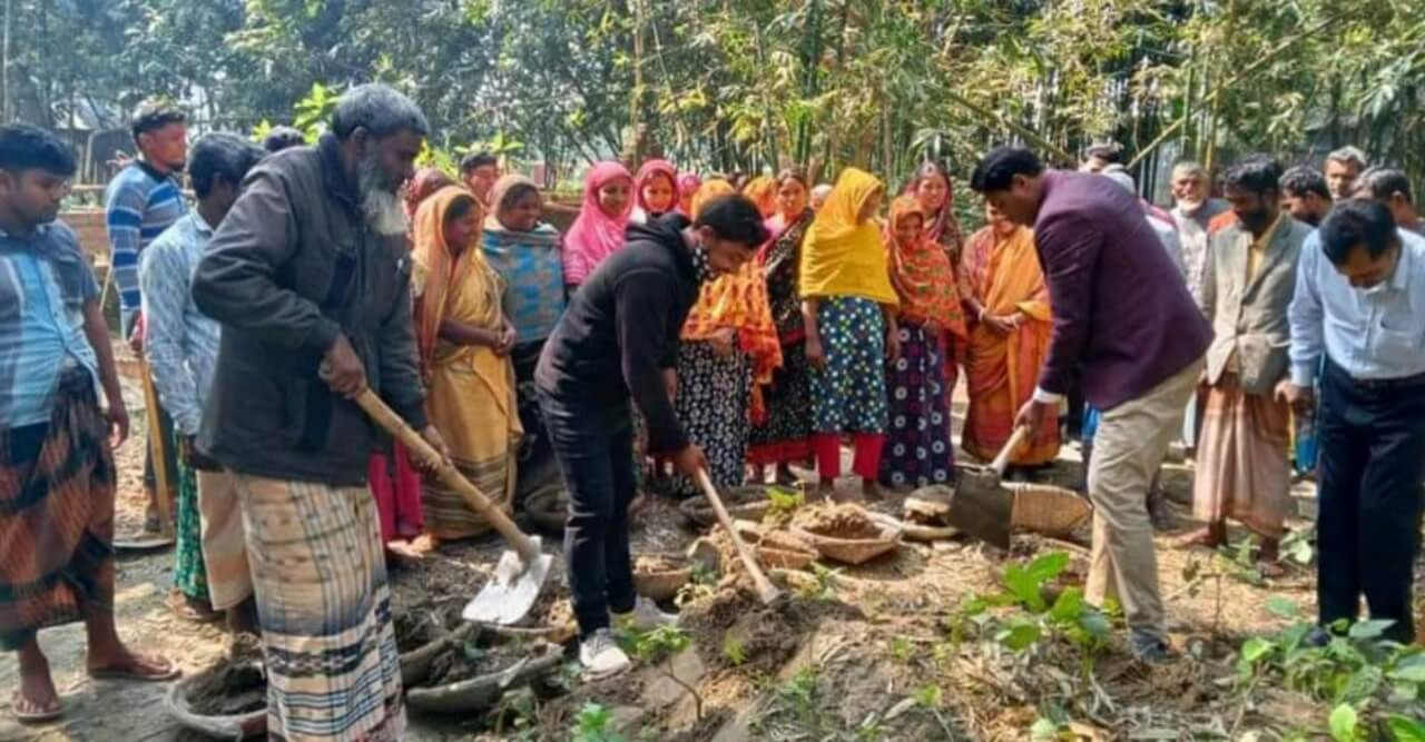 কেতকীবাড়িতে মাটি কাটা কর্মসূচির উদ্বোধন