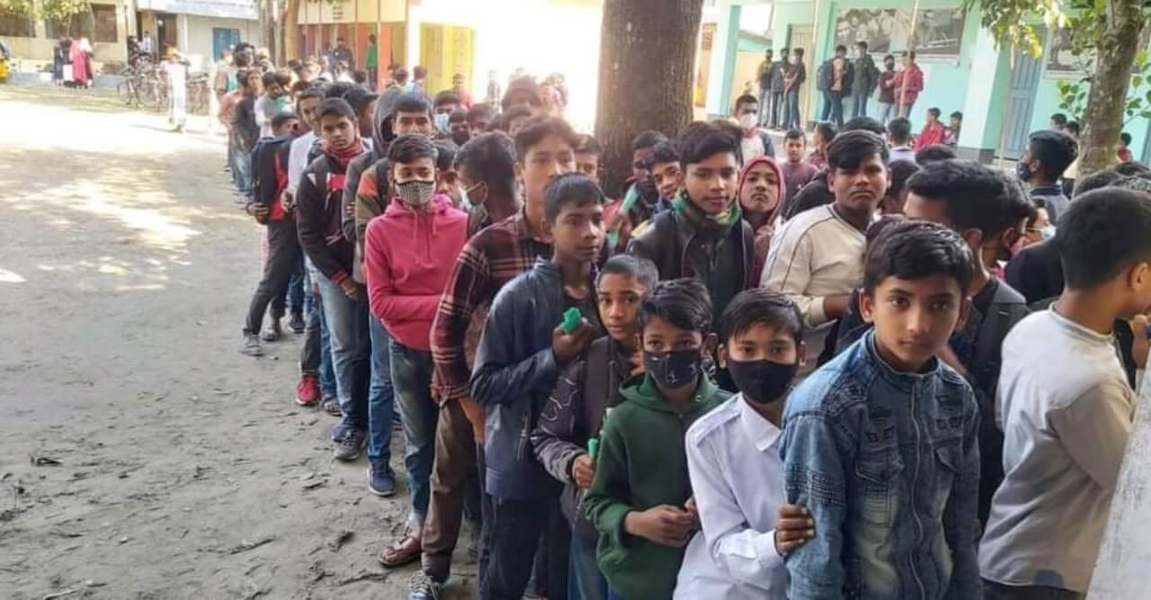 চিলাহাটিতে ২য় দিনে ফাইজারের টিকা পেল দেড় হাজার শিক্ষার্থী