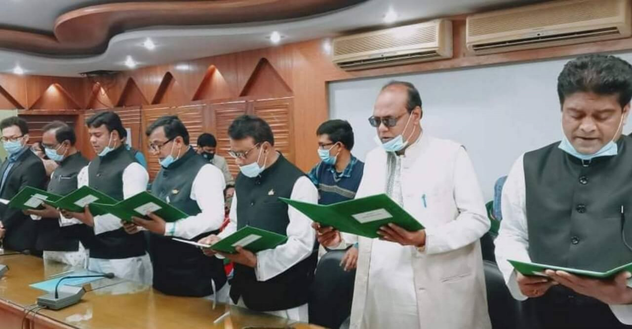 শপথ নিলেন গুরুদাসপুরের চেয়ারম্যান-মেম্বারগণ