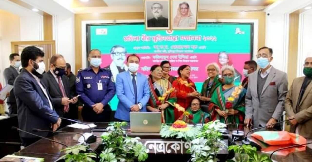 মহিলা বীর মুক্তিযোদ্ধাদের সম্মাননা স্মারক প্রদান