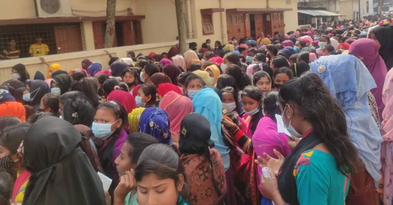 ঠাকুরগাঁও আধুনিক সদর হাসপাতালে ভ্যাকসিন নিতে ছাত্র-ছাত্রীদের উপচে পড়া ভীড়