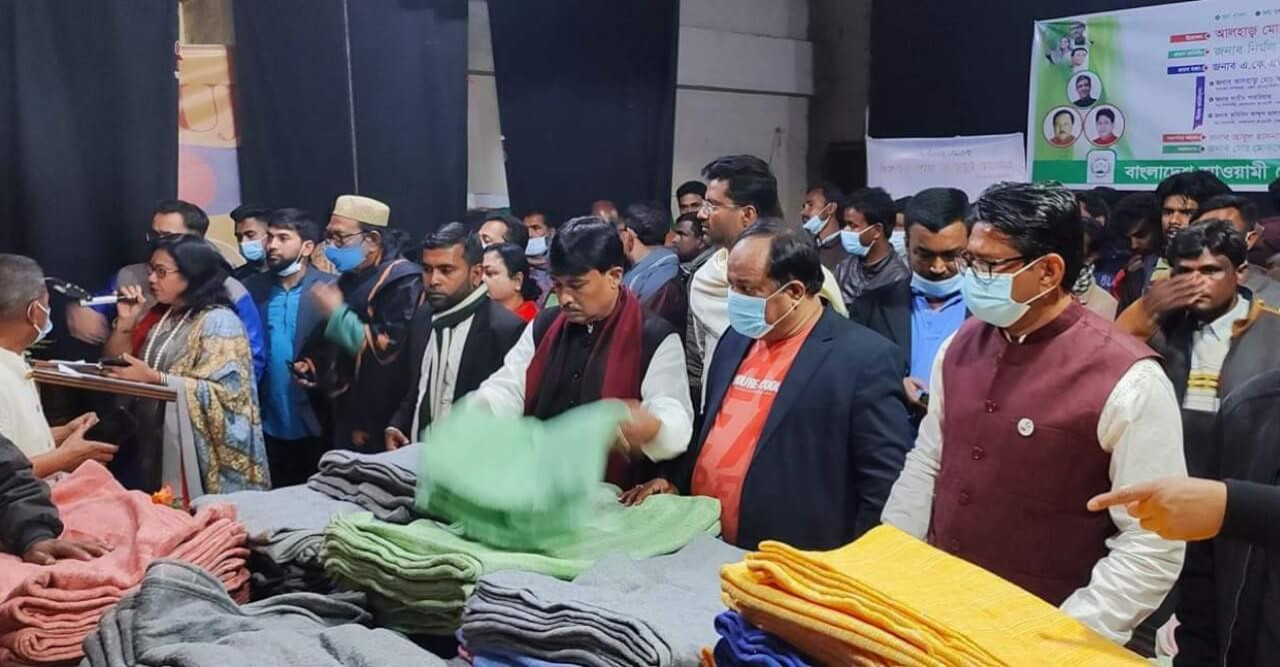 পঞ্চগড়ে শীতার্তদের মাঝে কেন্দ্রীয় স্বেচ্ছাসেবক লীগের কম্বল বিতরণ
