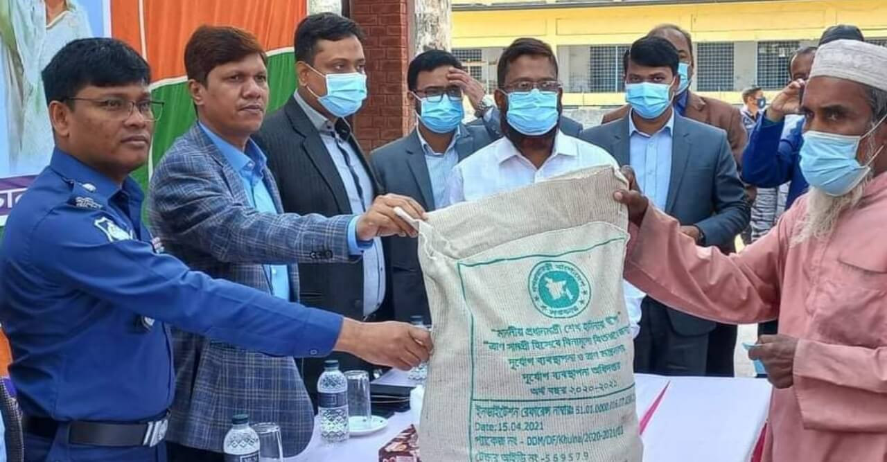 ভোলায় প্রধানমন্ত্রীর উপহার অসহায় দুঃস্থ মানুষের মাঝে বিতরণ