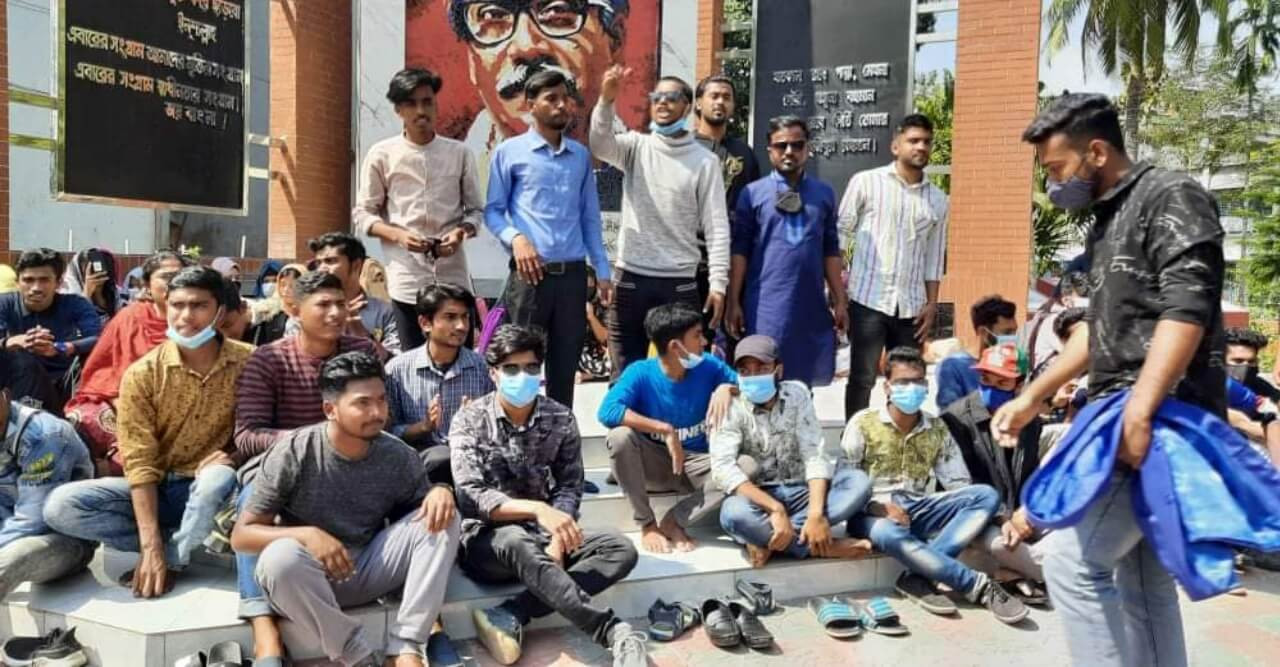 সেশন চার্জ বৃদ্ধির প্রতিবাদে পিসি কলেজ শিক্ষার্থীদের বিক্ষোভ