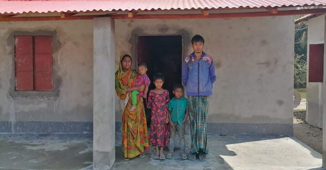 প্রধানমন্ত্রীর উপহারের ঘর পেয়ে খুশিতে আত্মহারা ৬০ পরিবার