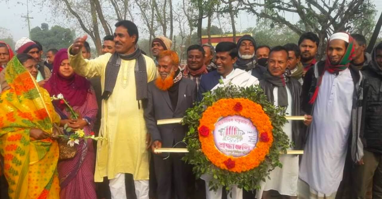 আন্তর্জাতিক মাতৃভাষা দিবসে দৌলতপুর ইউনিয়ন পরিষদ শহীদ মিনারে পুস্পার্ঘ অর্পন