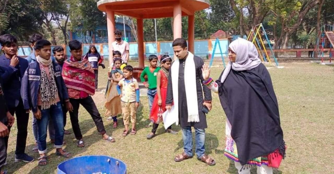 নন্দীগ্রামে নিজ হাতে মাঠ পরিষ্কার করে আলোচনায় ইউএনও শিফা নুসরাত