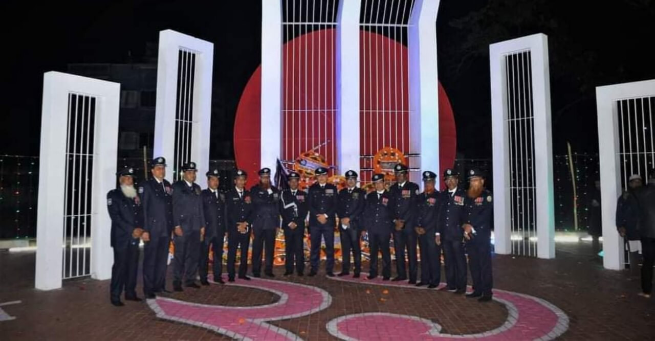 ভোলায় ভাষা শহিদদের প্রতি জেলা প্রশাসক ও পুলিশ সুপারের শ্রদ্ধা নিবেদন