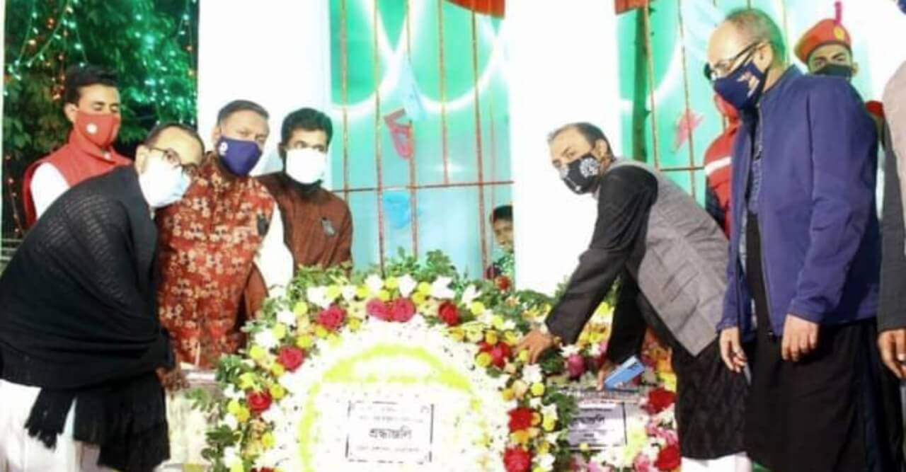 একুশের প্রথম প্রহরে শহীদ মিনারে পুষ্পস্তবক অর্পণ