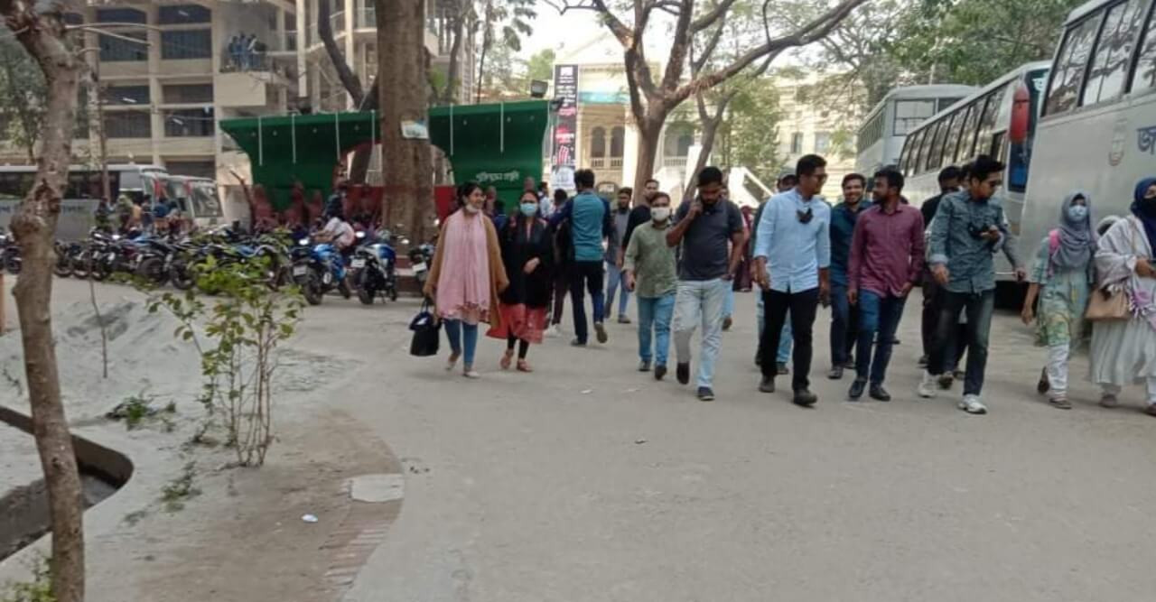 সশরীরে ক্লাসে ফিরেছেন জবি শিক্ষার্থীরা
