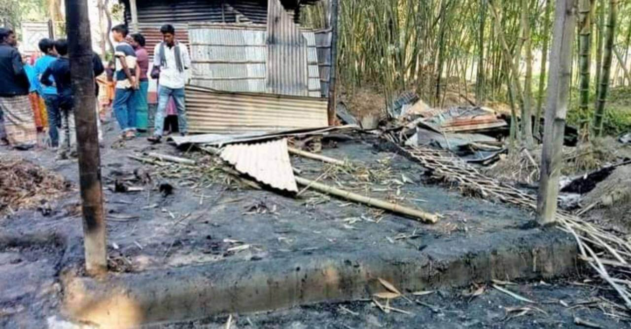 ডোমারে অগ্নিকাণ্ডে ভস্মীভূত সবকিছু, সর্বস্ব হারিয়ে হামিদুলের সহযোগিতা পাওয়ার আকুতি