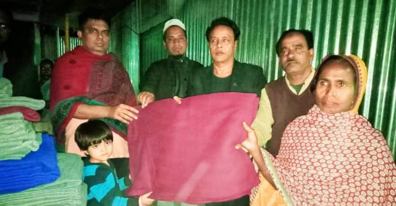 সুন্দরগঞ্জে শীতবস্ত্র বিতরণে ইউএনও’র মহানুভবতা