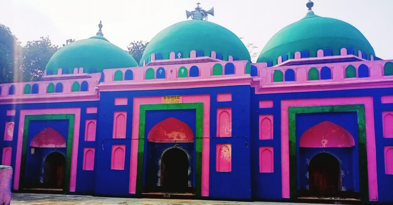 পলাশে ৩০০ বছরের পুরনো স্থাপত্য পারুলিয়া দরগাহ্ মসজিদ