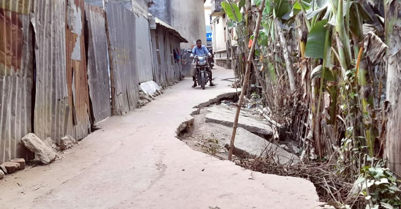 সুন্দরগঞ্জ পৌর আলুটারী সড়ক ভেঙে যাওয়ায় যান চলাচল বন্ধ