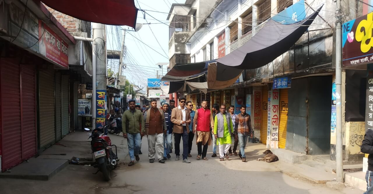 রহনপুরে পূর্ণাঙ্গ রেলবন্দর (ট্রানজিট) কার্যক্রম বাস্তবায়নের দাবিতে দোকানপাট একঘন্টা বন্ধ!