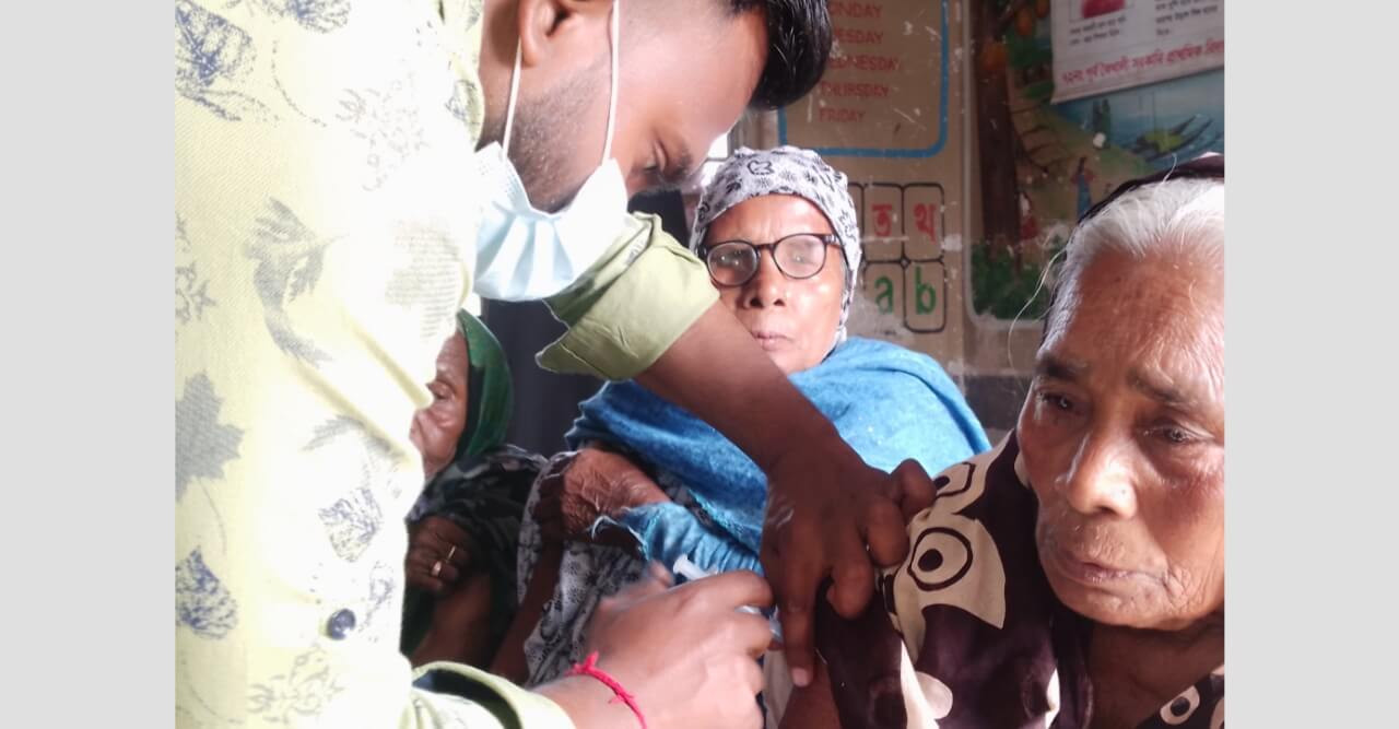 কৈখালীতে কোভিড-১৯ টিকাদানে উৎসবমুখর ভিড়