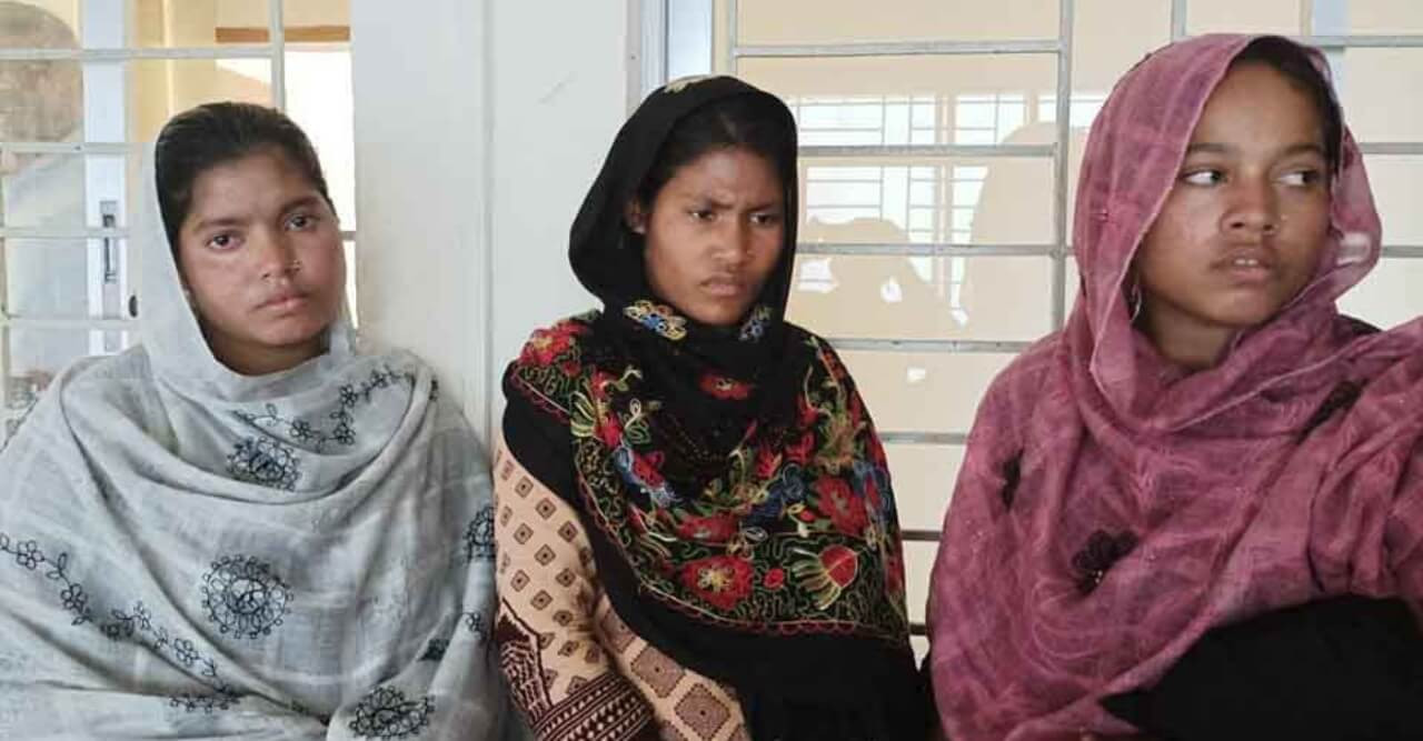বাগেরহাটে টাকা ও স্বর্ণের আংটি চুরির সময় হাতে নাতে ৩ নারী আটক