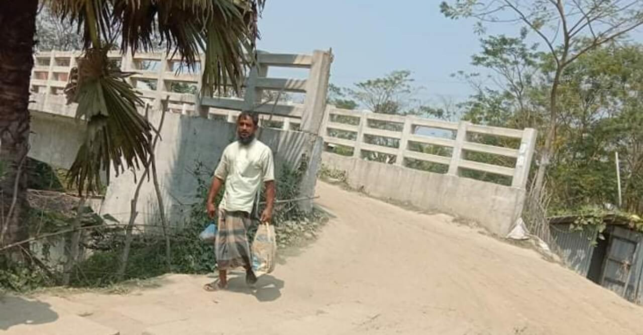 ব্রিজের সংযোগ সড়কে ঢাল নির্মান না করায় জন দুর্ভোগ চরমে