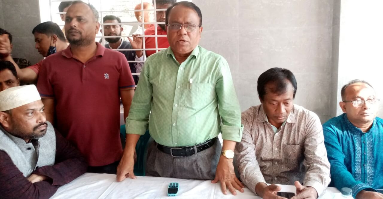 আইন শৃংখলা বাহিনীর বাধা! বাড়ির মধ্যেই জেলা বিএনপির প্রতিবাদ সভা