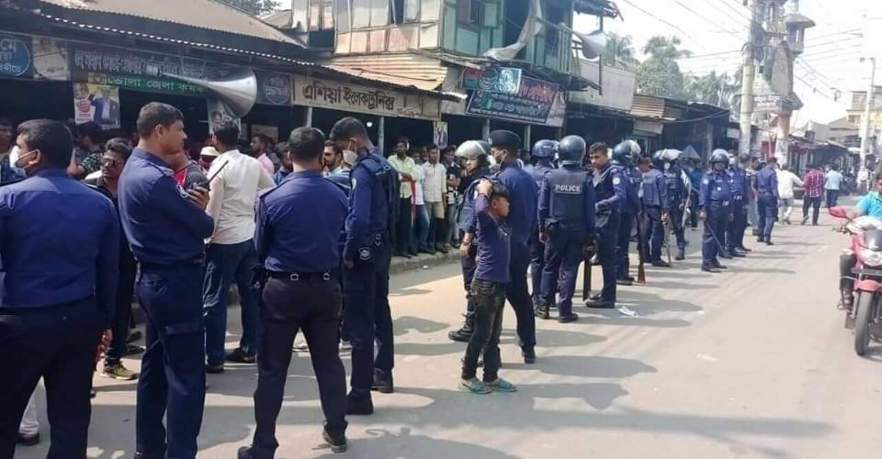 ভোলায় পুলিশের পাহারায় বিএনপি'র বিক্ষোভ ও সমাবেশ অনুষ্ঠিত