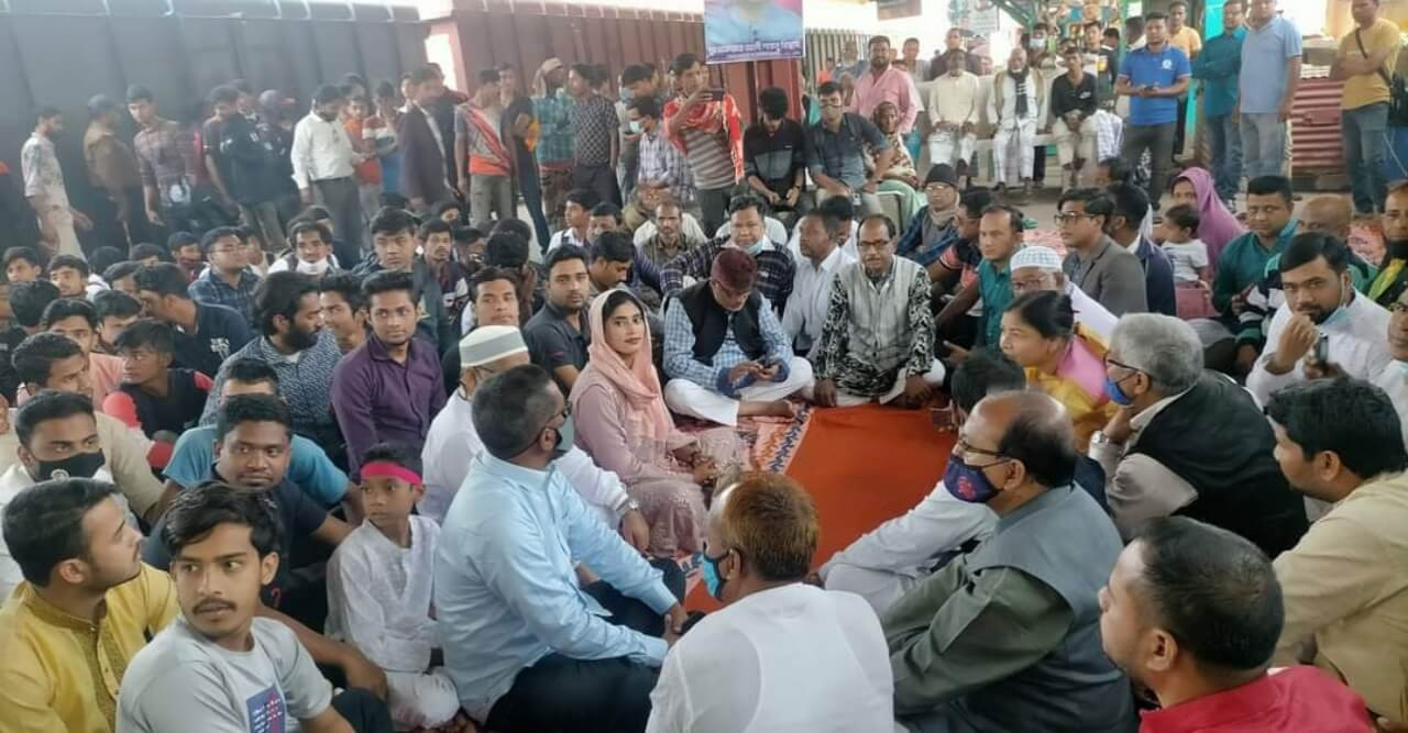 রেলবন্দর বাস্তবায়নের দাবিতে অবস্থান কর্মসূচি পালন