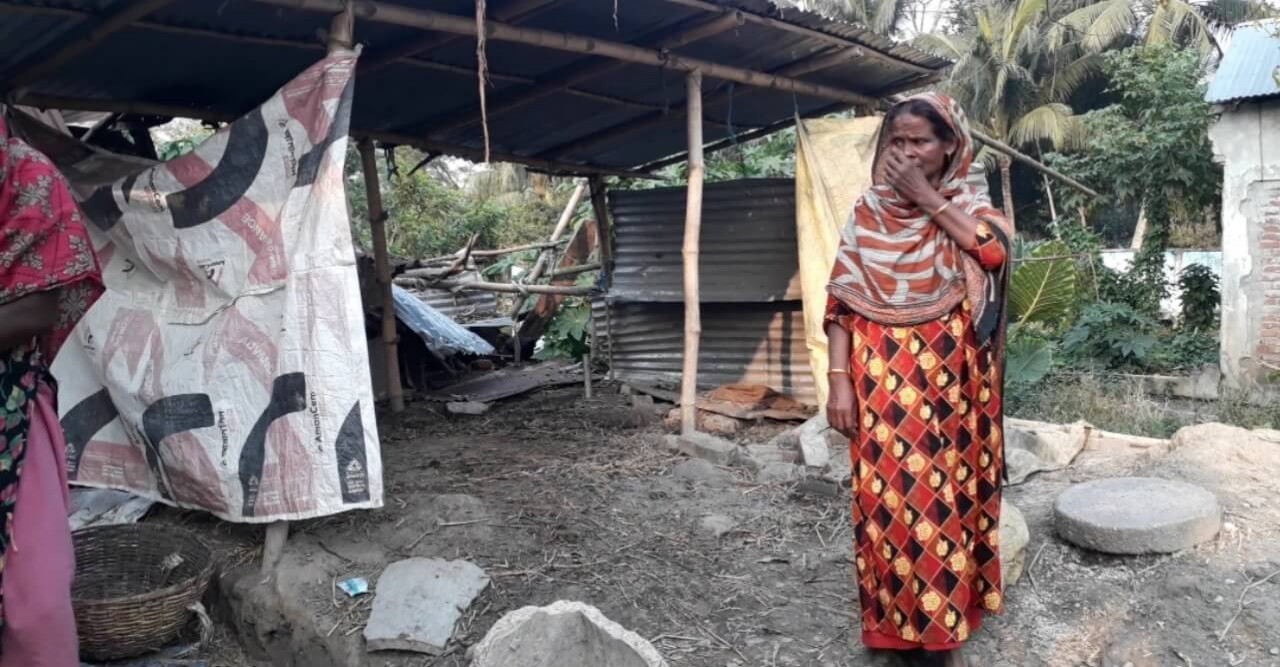 নড়াইলে বিধবার শেষ সম্বল বসতভিটা থেকে উচ্ছেদের চেষ্টা