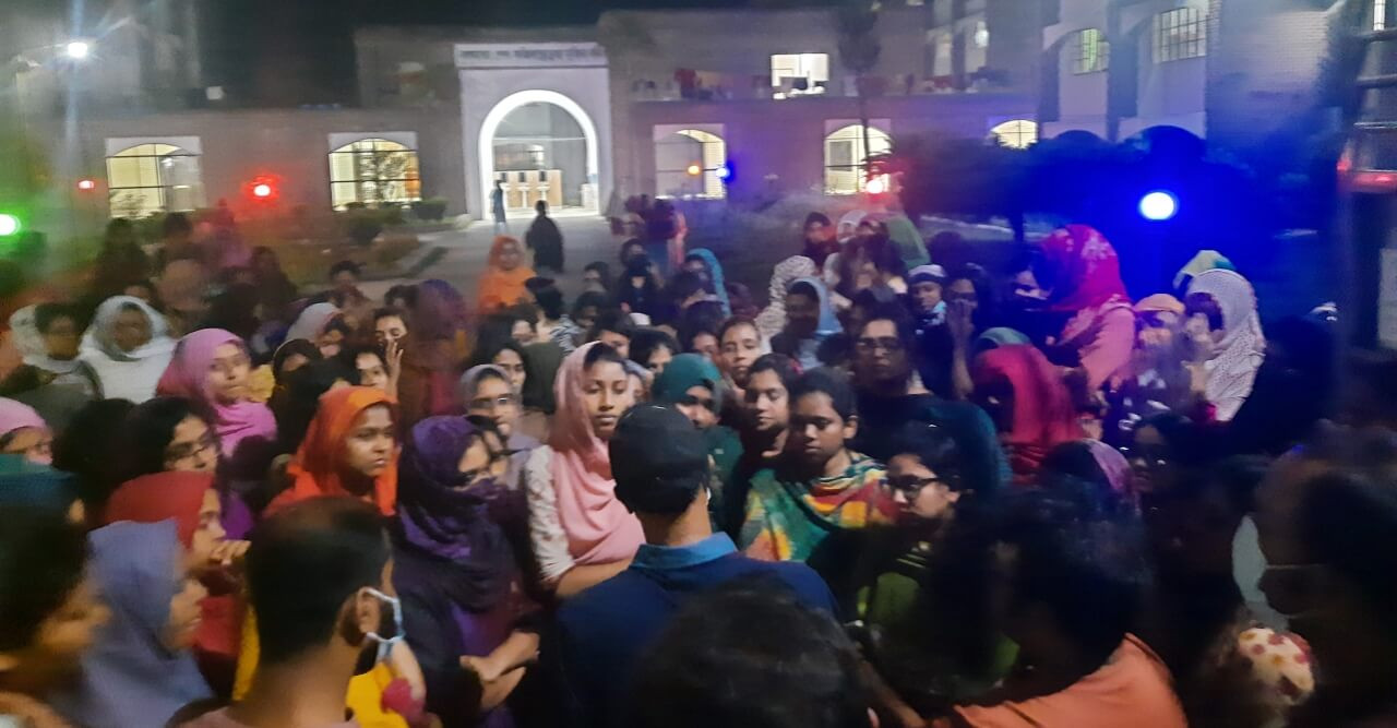 ইবিতে হল প্রভোস্টের পদত্যাগের দাবিতে ছাত্রীদের বিক্ষোভ